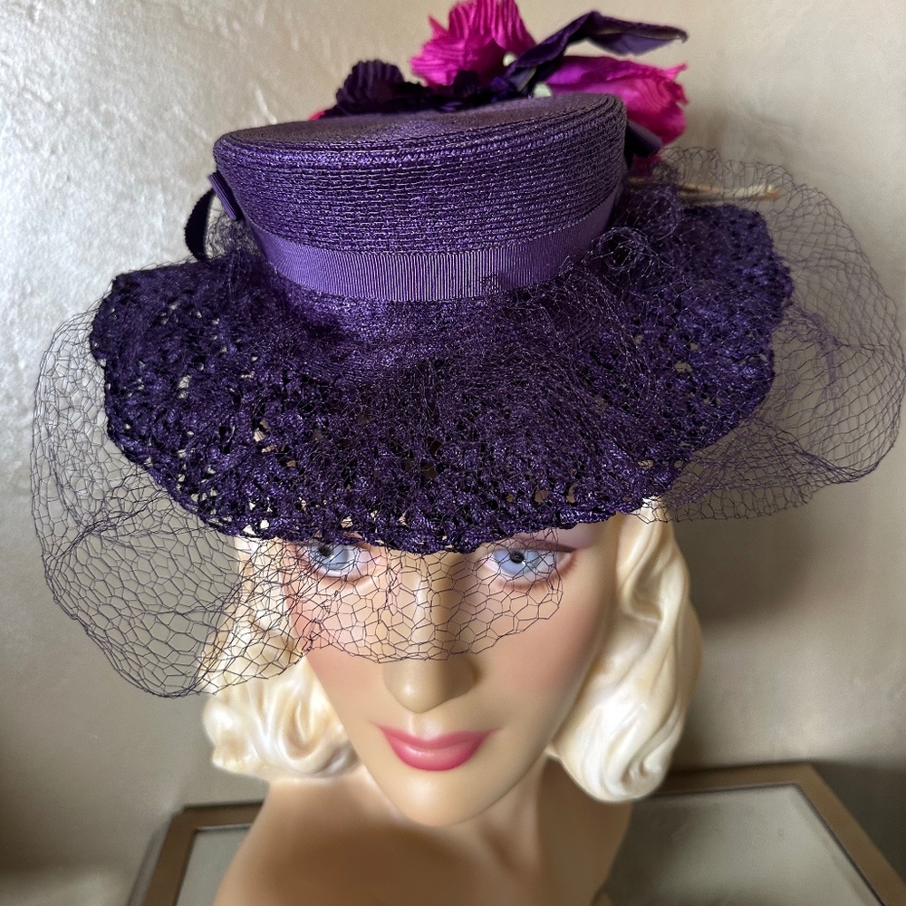 FABULOUS 1940s' PURPLE FEDORA/ "CROCHETED" BRIM + FABRIC FLOWERS & MATCHING VEIL - Picture 11 of 14